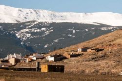 Il borgo di La Calahorra tra le montagne innevate della Sierra Nevada, Andalusia