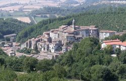 Il borgo di Latera domina i paesaggi del Lago di Bolsena e quello di Mezzano  - © Marco Lodovichi -  CC BY-SA 2.0, Wikipedia