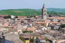 Il borgo di Melfi in Basilicata con l'antico campanile romanico della Cattedrale, datato 1153