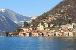 Il borgo di Monte Isola sul Lago d'Iseo in Lombardia. Si affacciano sulle acque dell'Iseo le belle abitazioni di questo borgo lombardo che ospita monumenti pregevoli e luoghi d'interesse ...