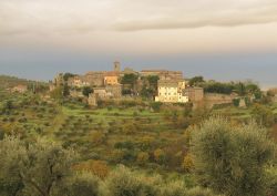 Il borgo di Montecolognola sul Lago di Trasimeno in Umbria. E' una delle frazioni di Magione, sulle rive orientali del lago - © Demeester - CC BY-SA 3.0, Wikipedia