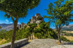 Il borgo di Petralia Soprana tra i monti delle Madonie nel nord della Sicilia, in estate