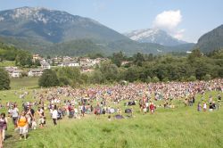 Il borgo di pieve Tesino e la folla ad un concerto estivo nelle sue valli - © Balic Dalibor / Shutterstock.com