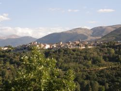 Il borgo di Raiano tra le montagne dell'Abruzzo - © Ra Boe - CC BY-SA 3.0 de - Wikipedia