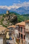Il borgo di Roccascalegna e il castello medievale tra i monti dell'Abruzzo