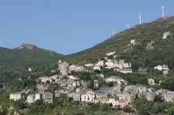 Il borgo di Rogliano sui rilievi di Cap Corse, il dito della Corsica. Il villaggio si aggrappa lungo una vallata ai piedi del monte Poggio.
