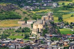 Il borgo di Saint-Pierre dominato dal compleso del Castello e la Chiesa Parrocchiale in Valle d'Aosta - © LianeM / Shutterstock.com