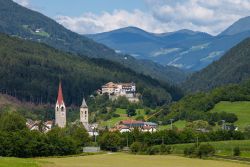 Il borgo di San Lorenzo di Sebato immerso nella natura della Val Pulsteria, Trentino Alto Adige (Italia) - © Lenar Musin / Shutterstock.com