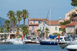 Il borgo di Sanary-sur-Mer sulla costa del Mediterraneo con le sue barche colorate ormeggiate al porto (Francia).



