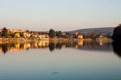 Il borgo di Sesto Calende, si trova alla fine del Lago Maggiore, dove il Ticino riprende il suo corso verso il fiume Po in Lombardia.