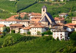 Il borgo di Tassullo incornicato dai vigneti del Trentino