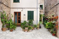 Il borgo di Valldemossa, isola di Maiorca, Baleari, Spagna. Un particolare del centro antico di questo abitato che sorge a nord ovest dell'isola.
