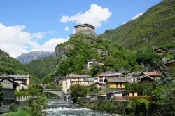 Il borgo di Verres e il suo castello in Valle d'Aosta- © Erick Margarita Images / Shutterstock.com