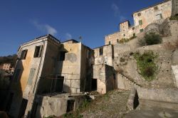 Il borgo fantasma di Balestrino, paese abbandonato della Liguria - © Luca Grandinetti / Shutterstock.com
