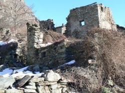 Il borgo fantasma di Barmaz in Valle d'Aosta, comune di Saint-Denis - © Patafisik, CC BY-SA 3.0, Wikipedia