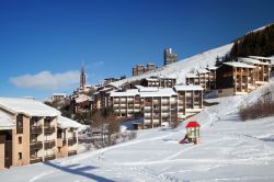 Il borgo francese di Les Menuires in inverno con la neve.

