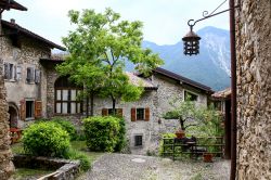 Il borgo in pietra di Canale di tenno, villaggio medievale del Trentino nei pressi dell'omonimo lago.
