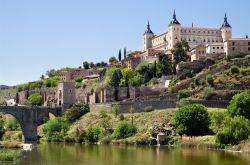 La fortezza dell'Alcazar di Toledo domina la città antica da una posizione strategica, che la fa notare da lontanissimo ma che soprattutto si rivelò perfetta, in passato, per ...