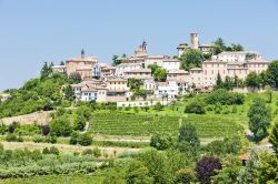 Il borgo medievale di Neive, Piemonte. Qui attorno si snodano i sentieri del Dolcetto e del Barbaresco da percorrere a piedi, in bicicletta e a cavallo.
