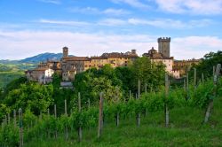 Il borgo montano di Vigoleno in Emilia Romagna. La sua posizione rialzata sulla Val Stirone, a 350 metri di altitudine, lo rende uno dei borghi più belli d'Italia, una delle Bandiere ...