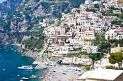 Il borgo UNESCO di Minori sulla costa sud della penisola Sorrentina in Campania - © PerseoMedusa / Shutterstock.com