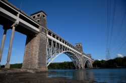 Il Brittania Bridge attraversa lo stretto di Menai collegando l'isola di Anglesey con la terraferma, Galles, UK. Inaugurasto nel 1850, è lungo 40 metri.
