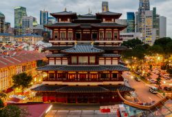 Il Buddha Tooth Relic Temple a Singapore al crepuscolo. Tempio buddhista e complesso museale, si trova all'interno del quartiere di Chinatown - © 120015076 / Shutterstock.com