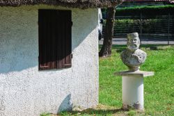 Il busto di Giuseppe Garibaldi a Lido delle Nazioni: siamo al Capanno Garibaldi - © Fabio Caironi / Shutterstock.com