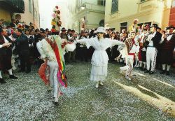 Il Calisun una delle tre danze del Carnavale di Rocca Grimalda, la Lachera - ©  Archivio del gruppo La Lachera, CC BY-SA 3.0, Wikipedia
