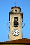 Il Campanile con orologio in centro a Brebbia in Lombardia
