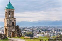 Il campanile della cattedrale di Bagrati (cattedrale della Dormizione) a Kutaisi, Georgia. Sullo sfondo, la catena del Caucaso.



