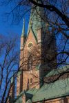 Il campanile della cattedrale di Linkoping con la guglia verde, Svezia. L'attuale edificio religioso ha circa 800 anni di storia.


