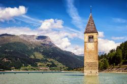 Il campanile di Curon Venosta dentro al lago di Resia, Trentino Alto Adige. Svetta dalle acque del lago e si presenta come attrazione turistica. In inverno, quando il lago è gelato, si ...