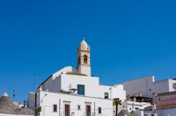 Il campanile di una chiesa nel quartiere Rione Monti di Alberobello, Puglia.
