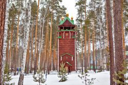 Il campanile in legno del monastero di Ganina a Ekaterinburg, Russia. Alto 30 metri, è caratterizzato da una copertura verde con tre cuspidi dorate.

