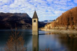 Il campanile sul Lago di Resia a Curon Venosta, Trentino Alto Adige. La costruzione della torre campanaria risale al XIV° secolo.
