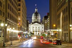 Il Campidoglio di Indianapolis (Indiana), USA, di sera.

