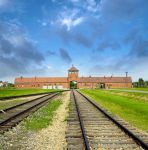 Il campo di stermino nazista di Auschwitz-Birkenau si trova nella località di Brzezinka, alla periferia di Oświęcim, in Polonia.