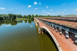 Il canale della Garonna collega Tolosa a Castets-en-Dorth a Moissac, Pirenei, Francia. La sua costruzione risale al XIX° secolo. 

