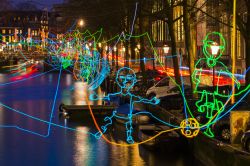 Il canale Herengracht durante l'Amsterdam Light Festival. L'installazione luminosa è chiamata "Path crossing" ed è realizzata dall'artista Ralf Westerhof ...