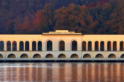 Il canale Villoresi nel parco naturale della Valle del Ticino a Somma Lombardo, Lombardia. Una bella veduta con foliage autunnale - © Davide Calabresi / Shutterstock.com