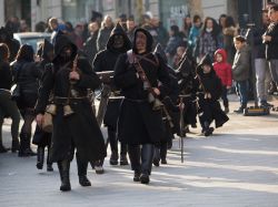 Il Carnevale di Nuoro in Sardegna: le maschere Issohadores and mamuthones in parata nel centro - © Mirko Macari / Shutterstock.com