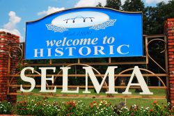 Il cartello di Benvenuto nella città storica di Selma in Alabama - © James Kirkikis / Shutterstock.com