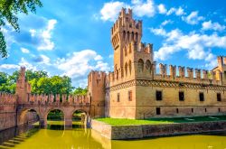 Il Castello dei Manzoli, uno dei due manieri del territorio di Minerbio in Emilia Romagna