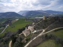 Il Castello di Aliforni, dintorni di San Severino Marche