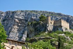 Il castello di Fontaine-de-Vaucluse, Provenza, Francia: i resti di questa antica dimora del XIII° secolo sono abbarbicati a uno sperone di roccia.
