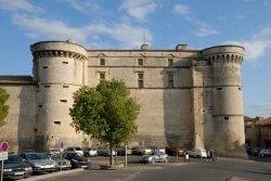 Il castello di Gordes, Francia - Punto di partenza per ogni visita nel villaggio provenzale, il castello di Gordes venne ricostruito in stile rinascimentale nel 1525 sulle rovine del vecchio ...