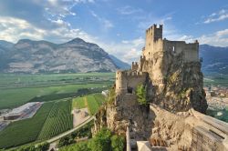 Il Castello di Haderburg domina il borgo di Salorno in Alto Adige. Qui si svolgono degli spettacolari mercatini di Natale - ©  haderburgschenke.com