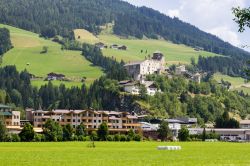 Il castello di Heinfels nei pressi di Sillian, Tirolo, Austria. Questa imponente fortezza sorge su una collina sopra il Comune di Heinfels e grazie alla sua posizione è stato definito ...