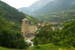 Il castello di Landeck : siamo in Tirolo nell'Austria occidentale - © LianeM / Shutterstock.com